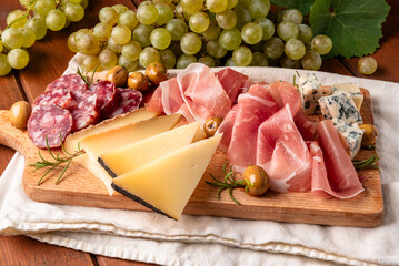 Prosciutto crudo, pecorino, salame, gorgonzola e uva fresca, gastronomia italiana 