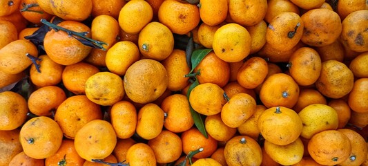 piles of fresh, fragrant oranges (citrus) in the supermarket
