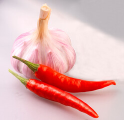 Chilikartoffeln, Knoblauch, Chilischoten, Gewürze, Gemüse,