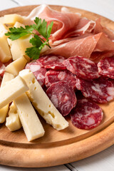 Tagliere con salumi e formaggi italiani, gastronomia europea 