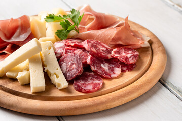 Tagliere con salumi e formaggi italiani, gastronomia europea 