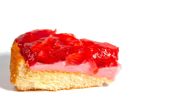 Erdbeertorte  vor wei&szlig;em Hintergrund