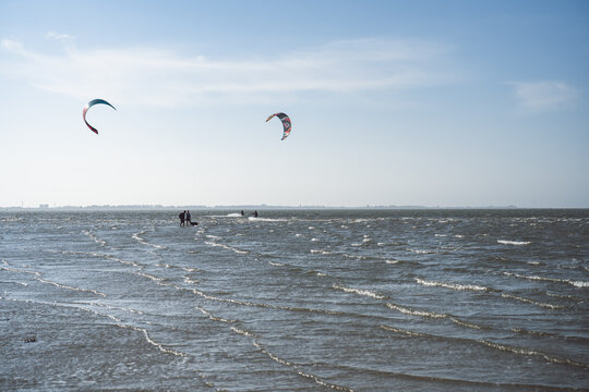 Kitesurfer Strand Hooksiel, Wilhelmshaven, Juni 2024