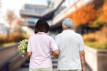 Naklejka premium Happy adult couple walking outdoor.