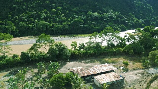 paisaje de choza y rio selv&aacute;tico sudamericano