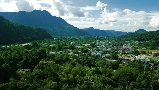 pueblo selv&aacute;tico peruano con monta&ntilde;as verdes a la distancia
