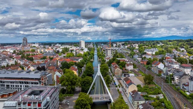 Cette vid&eacute;o hyperlapse capture la ville de Mulhouse avec le canal du Rh&ocirc;ne au Rhin et la tour de l'Euripe pr&egrave;s de la gare. La sc&egrave;ne pr&eacute;sente un m&eacute;lange d'architecture urbaine et d'espaces verts