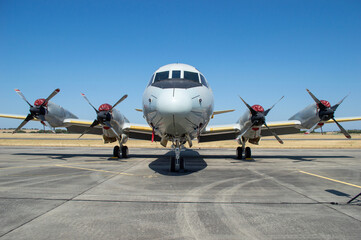 Avi&oacute;n de cuatro motores de h&eacute;lice