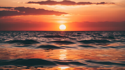 Obraz premium Sunset over the ocean: Capture the vibrant colors of a summer sunset reflecting on the water