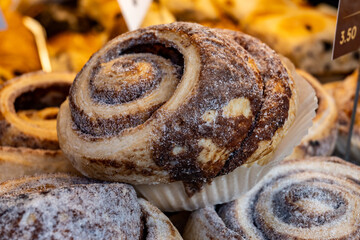Fresh baked american chinnamon rolls buns on food market