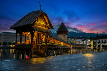 Fototapeta premium Kapellbrucke (Chapel Bridge) at night, Lucerne, Switzerland