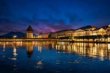 Fototapeta premium Kapellbrucke (Chapel Bridge) at night, Lucerne, Switzerland