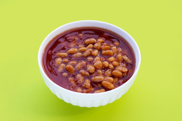 Baked beans in tomato sauce