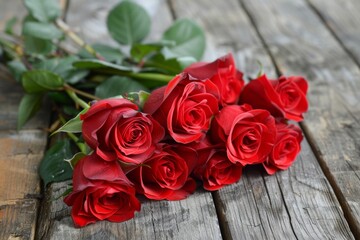 Naklejka premium Multiple red roses displayed on a wooden platform