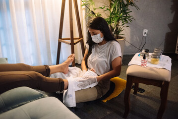 Obraz premium Young woman doing foot spa