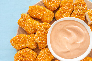 Crusty chicken nuggets and rose sauce for tasty snack.