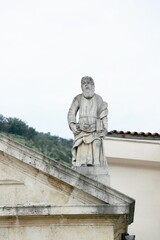 Fototapeta premium statue of a man on a roof of a building 