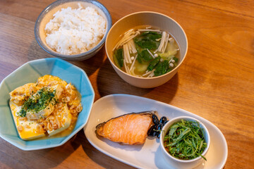 鮭とほうれん草と豆腐の卵煮朝食