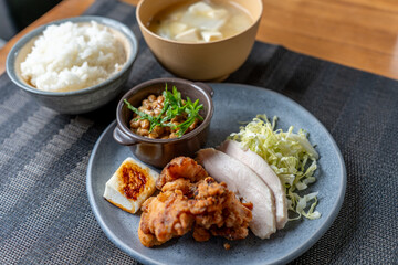 唐揚げと納豆の定食