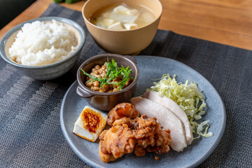 唐揚げと納豆の定食