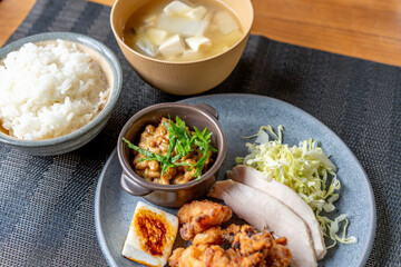 唐揚げと納豆の定食