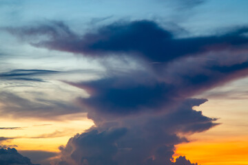 Céu colorido com muitas nuvens. 