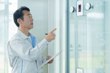 エレベーターの点検をする作業員 © taka