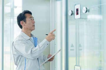 エレベーターの点検をする作業員