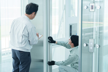 エレベーターのチェックをする作業員 © taka