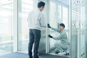 エレベーターのチェックをする作業員