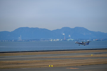 空港に到着したプロペラ機