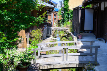 古い水路のある町並み