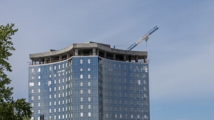 Fototapeta premium A large building with a crane on top of it