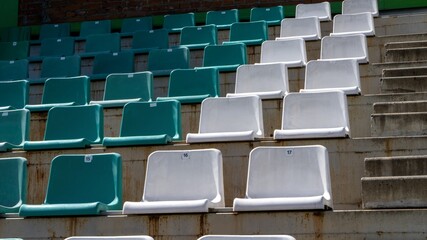 Obraz premium A row of chairs with numbers on them are empty