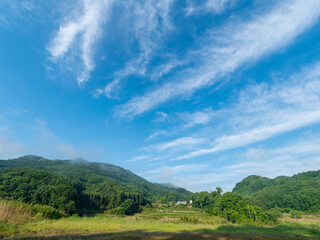 Obraz premium 新緑の山々が広がる里山の風景