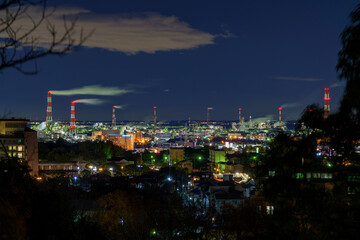 Fototapeta premium 煙突の立ち並ぶ工場夜景