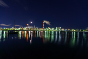 水面に映る工場夜景