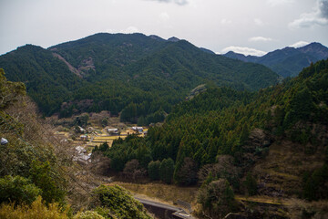 山間の村の風景