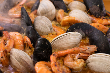 Mariscos, langostinos almejas y mejillones en paella