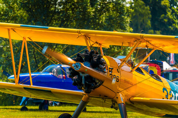 Gelbes Doppeldecker Flugzeug