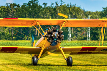 Gelbes Doppeldecker Flugzeug