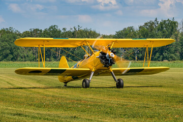 Gelbes Doppeldecker Flugzeug