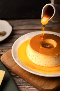 Pudim de leite tradicional em um cen&aacute;rio r&uacute;stico de  madeira