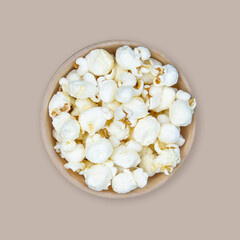 Popcorn na brązowym tle