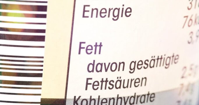 Nahaufnahme einer N&auml;hrwerttabelle auf Verpackung von Lebensmittel