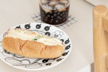 手作りのパンとアイスコーヒー