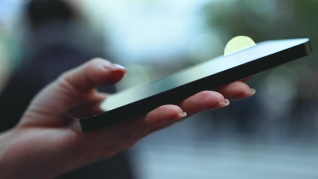 スマートフォンを操作する女性の手元