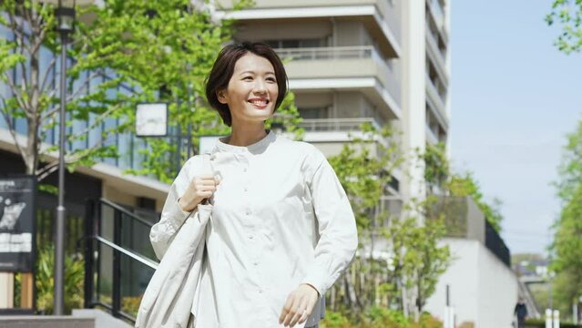 ショッピングバッグを持って街を歩く女性
