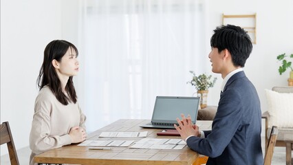 Obraz premium 訪問営業をするビジネスマン