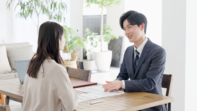 訪問営業をするビジネスマン